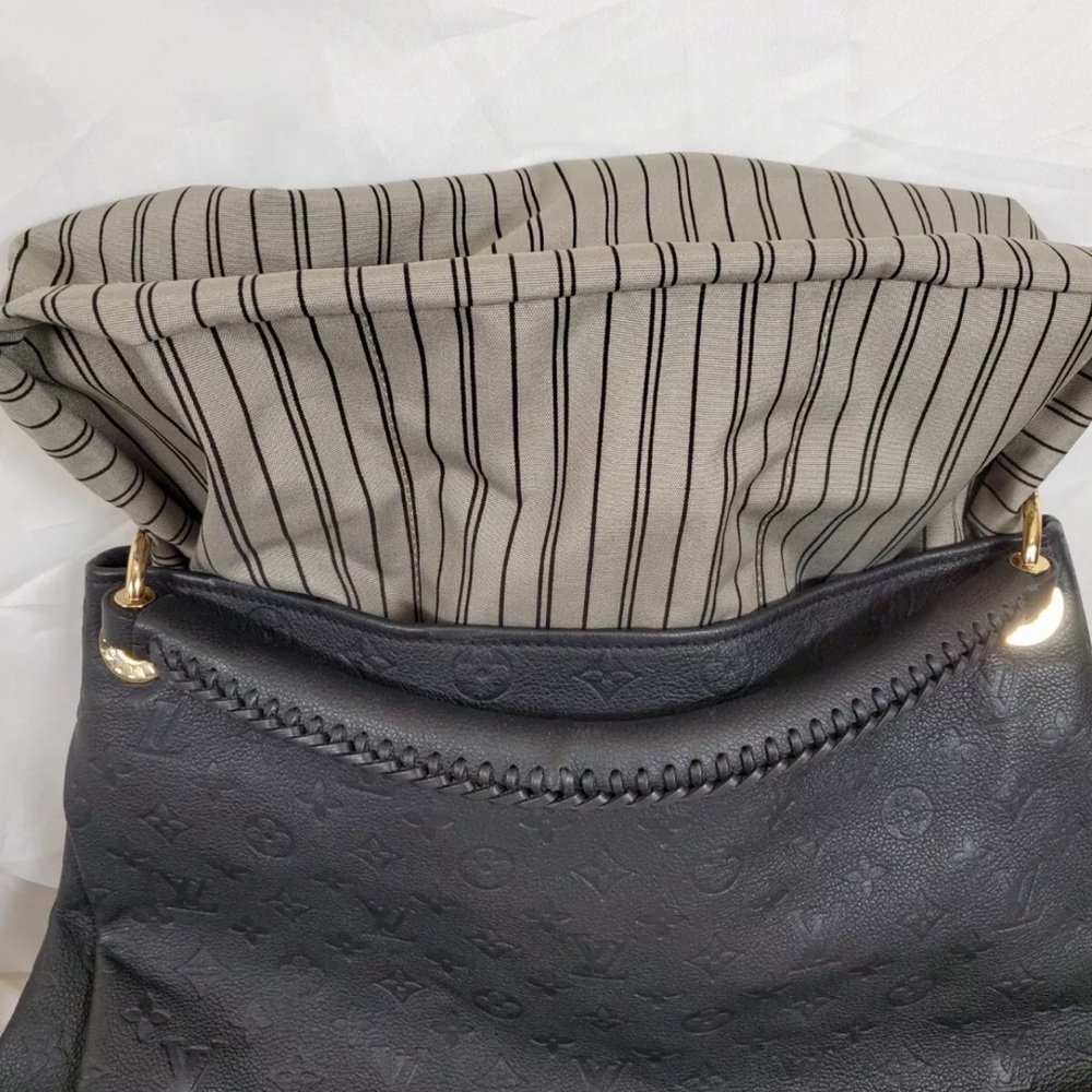 Louis Vuitton Black Monogram
Empreinte Leather Artsy MM Hobo - Picture 13 of 16
